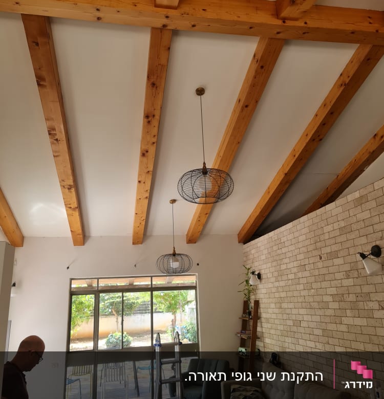 מנורות תלויות מהתקרה עם קורות עץ